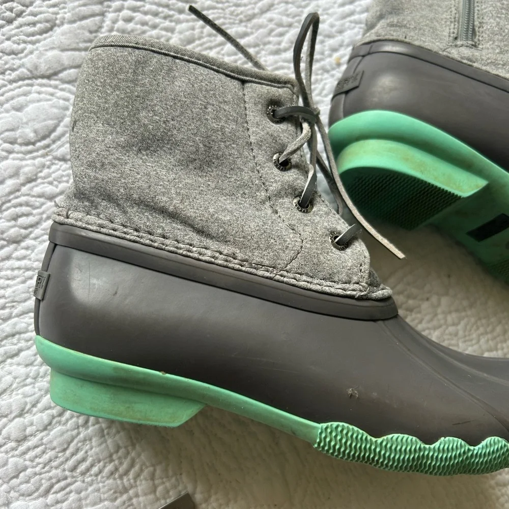 Sperry Saltwater Boot Y3 (W5). Grey fabric/grey rubber base w/green. Great shape